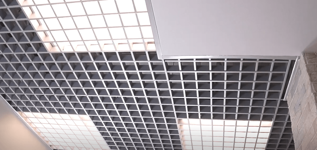 Монтаж светодиодных светильников на потолок грильято