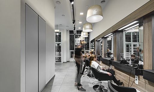 Трековые светильники в интерьере парикмахерской