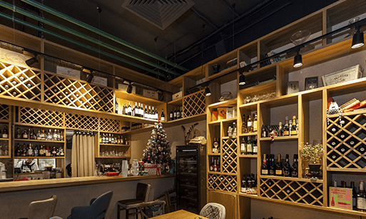Трековое освещение кафе Goncharov Wine Kitchen