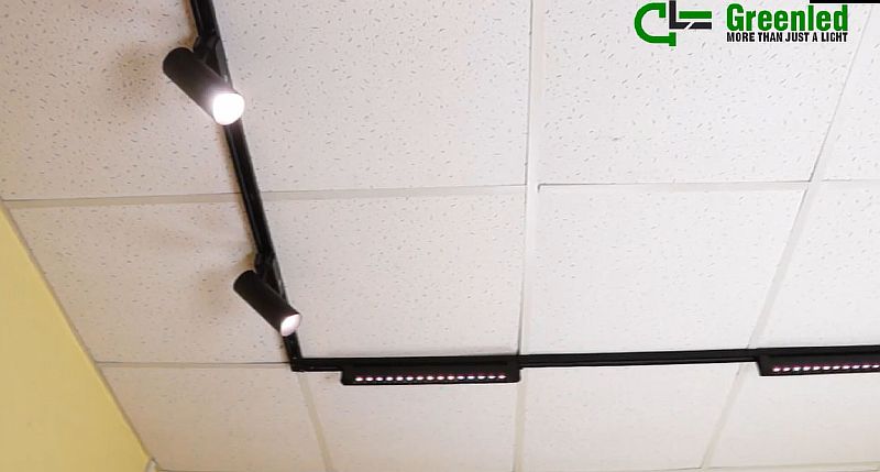 Установка трековой системы освещения на потолок армстронг